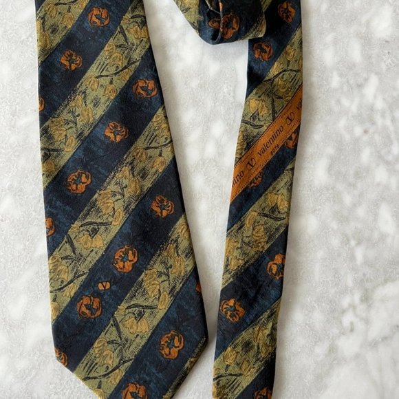 Silk Valentino Tie - Picture 3 of 7